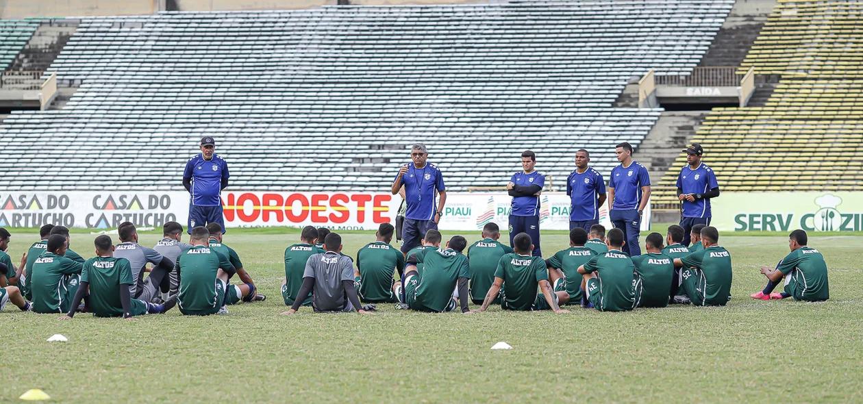 Jogadores e comissão técnica no Albertão