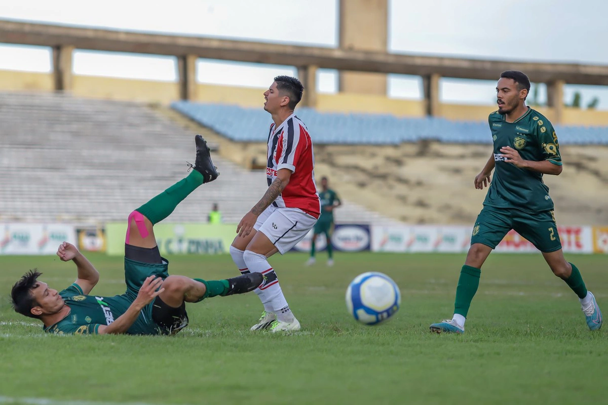 Lance de jogo entre River e Altos