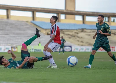 Lance de jogo entre River e Altos