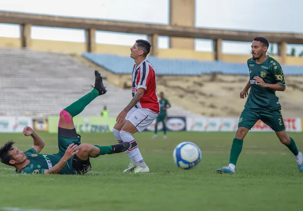 Lance de jogo entre River e Altos