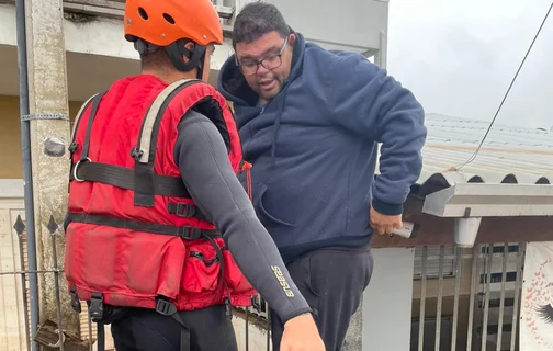 Momento que bombeiro do Piauí faz resgate de morador em área inundada