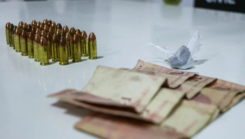 Munições, arma, drogas e dinheiro apreendidos durante operação contra membros do Comando Vermelho em Teresina