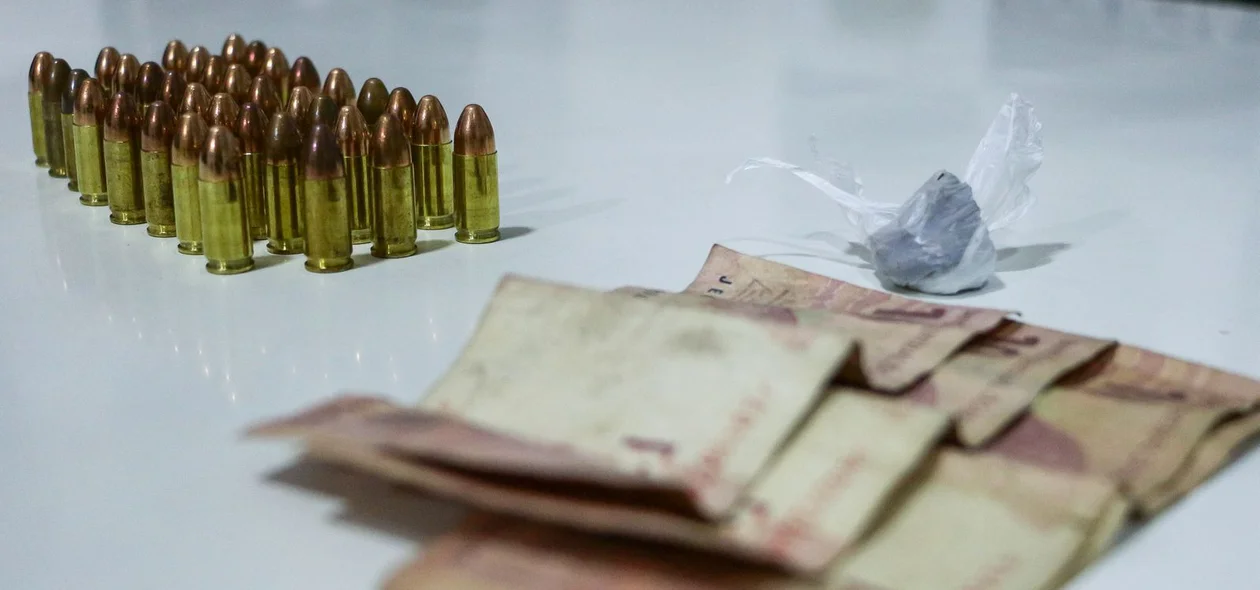 Munições, arma, drogas e dinheiro apreendidos durante operação contra membros do Comando Vermelho em Teresina