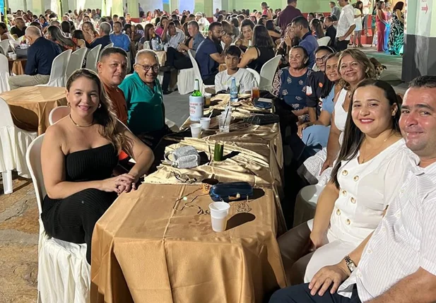 Pré-candidata a prefeita de Coivaras participa de evento no município