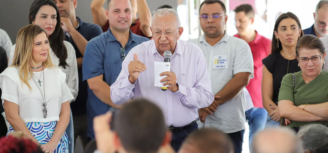 Prefeito Dr. Pessoa ao lado de sua equipe durante solenidade de entrega das casas