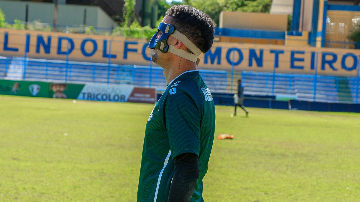 Arlan, zagueiro e capitão do Altos, retorna aos treinos