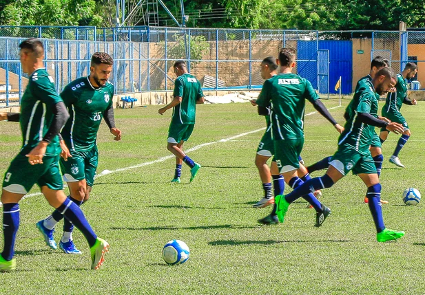 Atividade dos atletas do Altos antes do duelo contra o Águia de Marabá