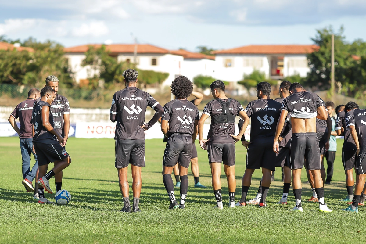 Atletas do River-PI no centro de treinamento