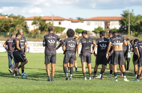 Atletas do River-PI no centro de treinamento