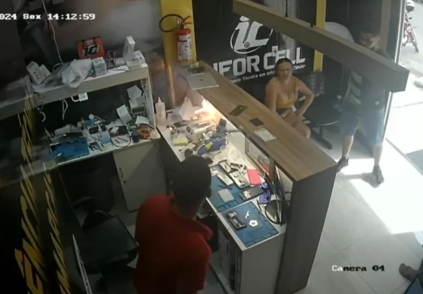Celular pega fogo em loja no Ceará