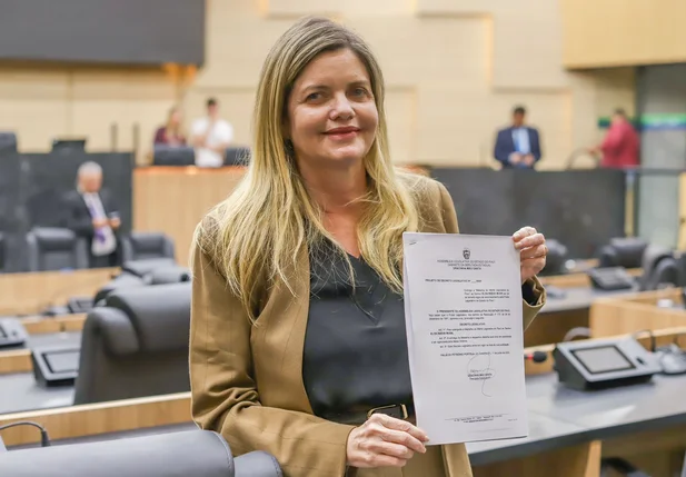 Deputada estadual Gracinha Moraes (PP) com o projeto para propor Medalha do Mérito Legislativo a Elon Musk