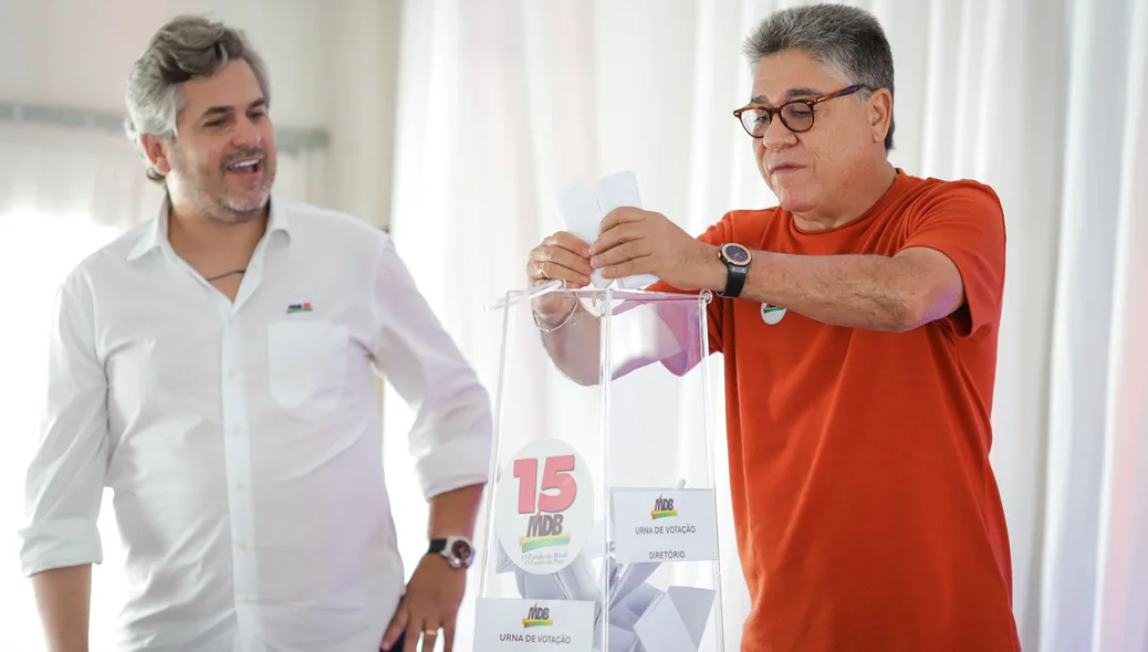 Deputado João Mádison depositando voto na urna