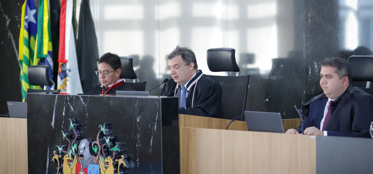 Desembargador Hilo de Almeida Sousa presidindo sessão