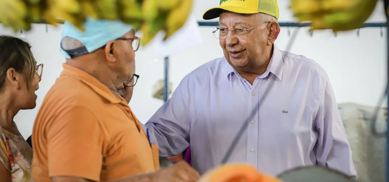 Dr. Pessoa conversa com usuários do Mercado da Piçarra