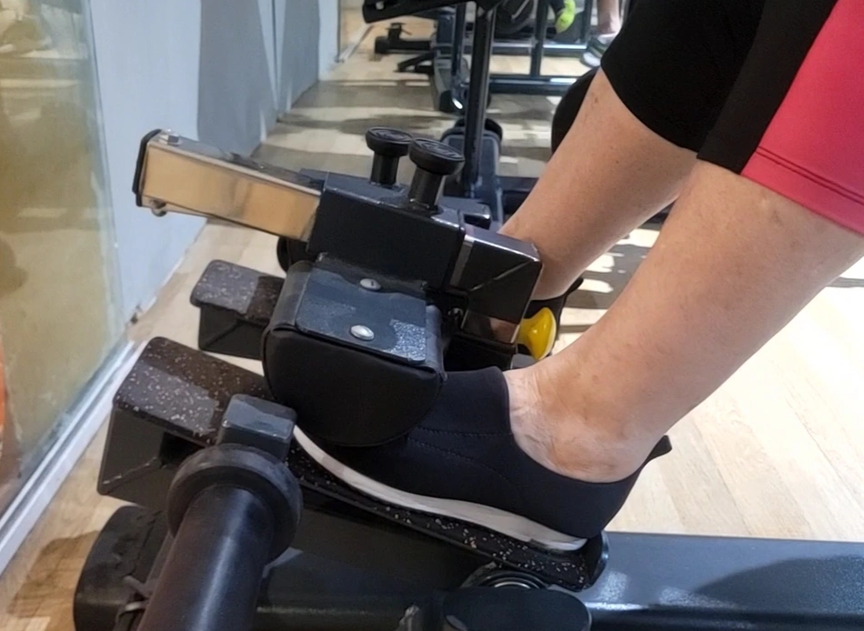 Equipamento da musculação terapêutica utilizado para melhorar amplitude de tornozelo