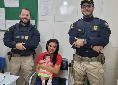 Equipe da PRF após o salvamento da bebê