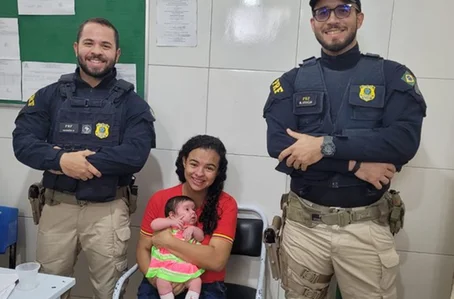 Equipe da PRF após o salvamento da bebê