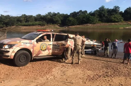 Equipes da FEISP no local onde o corpo foi removido até a margem do Rio Poti