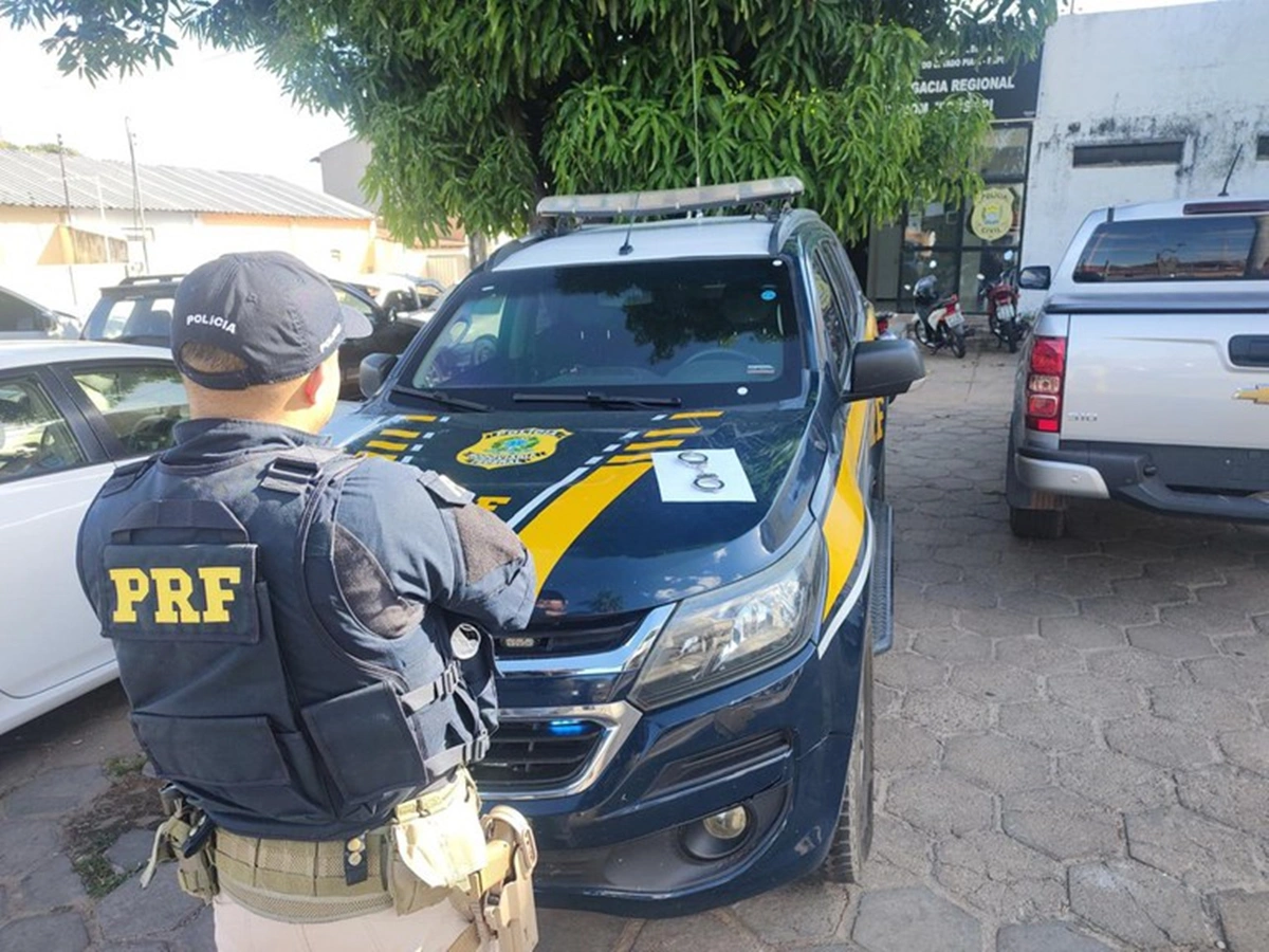 Homens foram presos pela PRF por tentar liberar veículo com documento falso