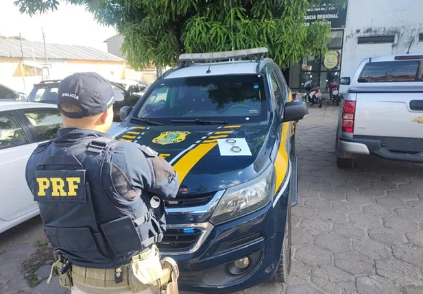 Homens foram presos pela PRF por tentar liberar veículo com documento falso