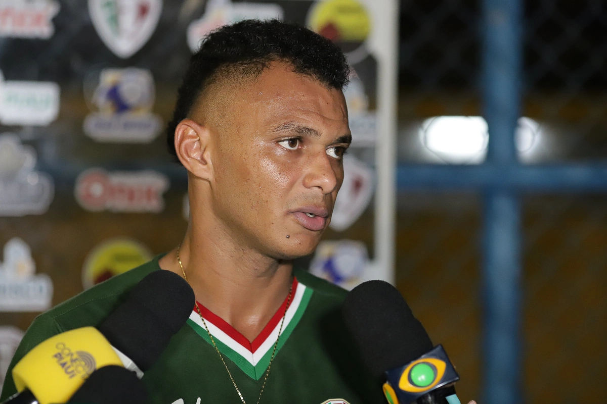 Jairo, zagueiro do Fluminense-PI