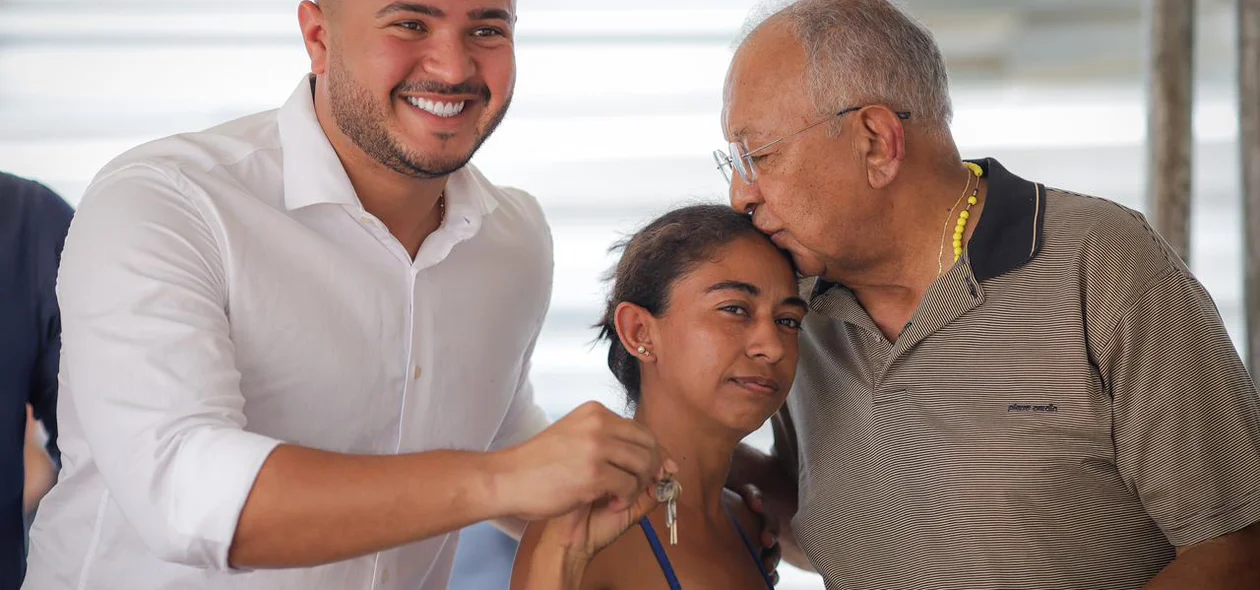 Juca Alves e Dr. Pessoa entregam chaves de casa para moradora do Parque Rodoviário