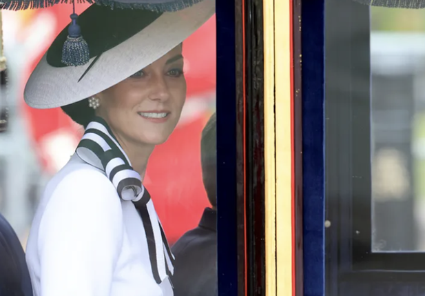 Kate Middleton faz sua 1ª aparição pública