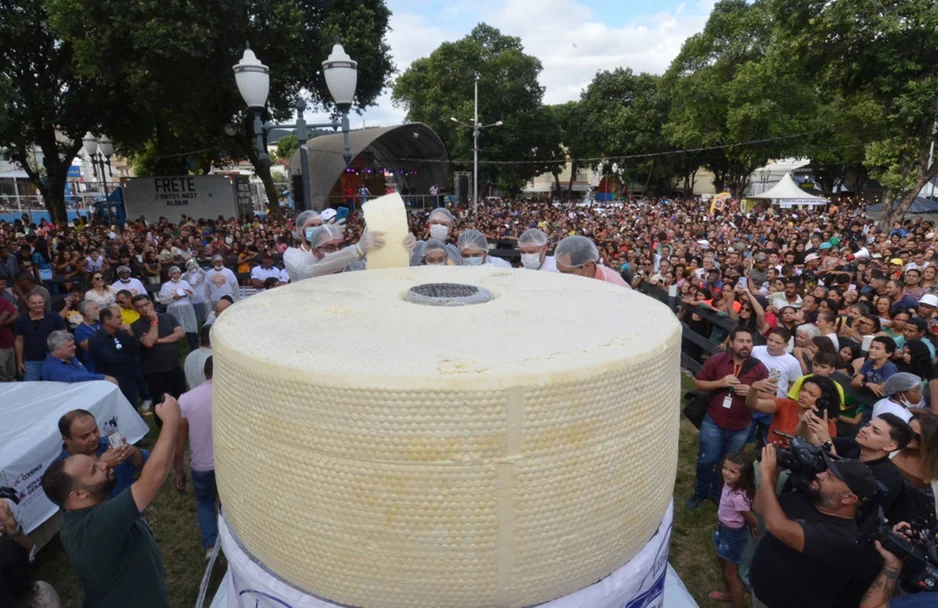 Minas bate novamente o recorde de maior queijo do mundo.