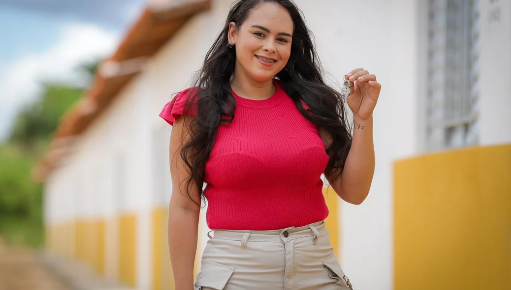 Francisca Latifa recebendo as chaves de casa, após perder tudo na tragédia de 2019
