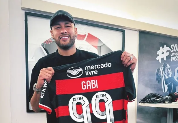 Neymar ganha blusa do Flamengo