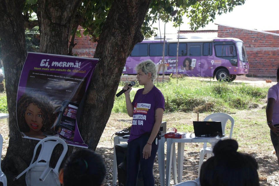 Ônibus Lilás leva serviços às mulheres do Residencial Lindalma Soares