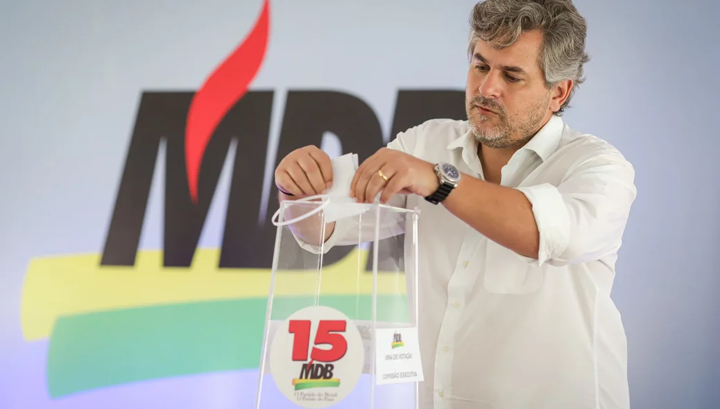 Pablo Santos depositando voto na urna