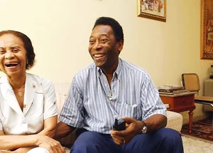 Pelé em entrevista ao lado da mãe, dona Celeste em 2004