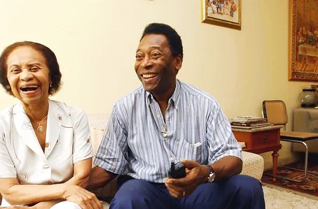 Pelé em entrevista ao lado da mãe, dona Celeste em 2004