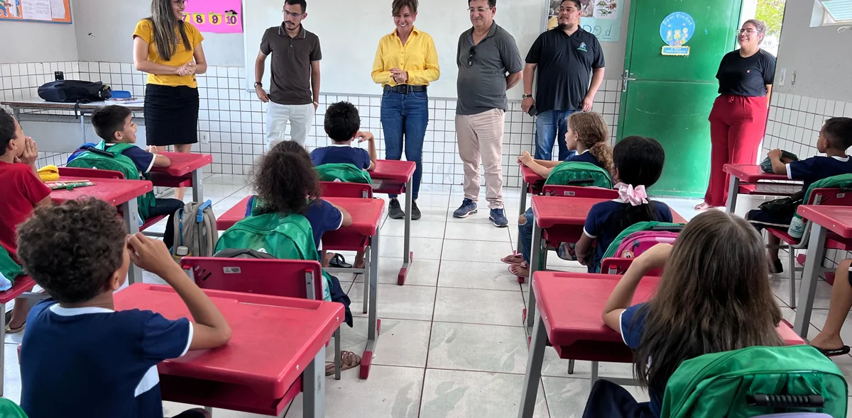 Prefeita Ivanária Sampaio entrega kits escolares na escola Cleonice Borges