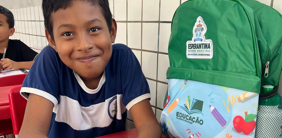Prefeita Ivanária Sampaio entrega kits escolares na escola Cleonice Borges
