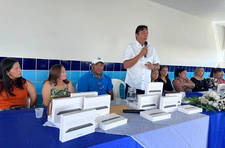 Prefeito Jabes Júnior entrega tablets para a rede municipal de ensino