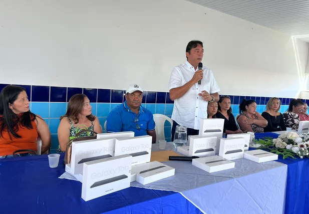 Prefeito Jabes Júnior entrega tablets para a rede municipal de ensino