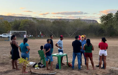 Prefeito Valdecir Júnior visitou o campo de futebol da comunidade Piripiri de Baixo