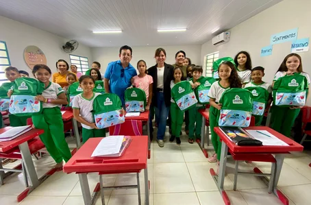 Prefeitura de Esperantina continua a entrega de kits escolares