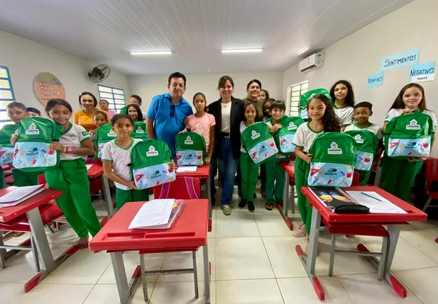 Prefeitura de Esperantina continua a entrega de kits escolares