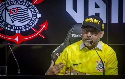 Presidente do Corinthians com o boné da patrocinadora