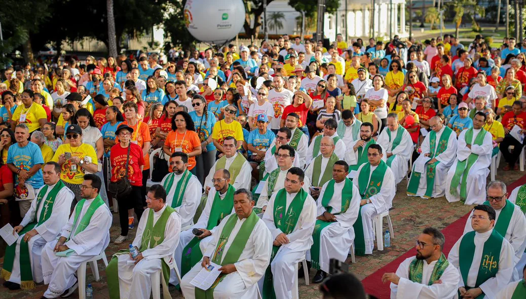Público assiste à missa na Igreja São Benedito
