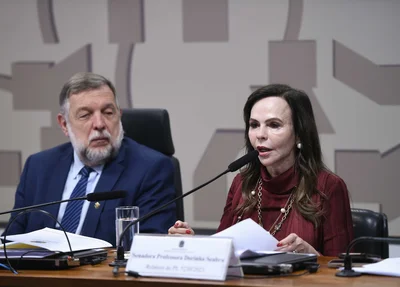 Senadores Flávio Arns, presidente da Comissão de Educação, e Professora Dorinha Seabra, relatora do texto
