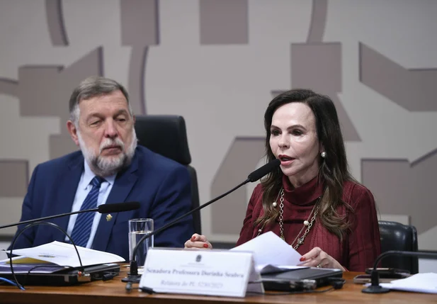 Senadores Flávio Arns, presidente da Comissão de Educação, e Professora Dorinha Seabra, relatora do texto