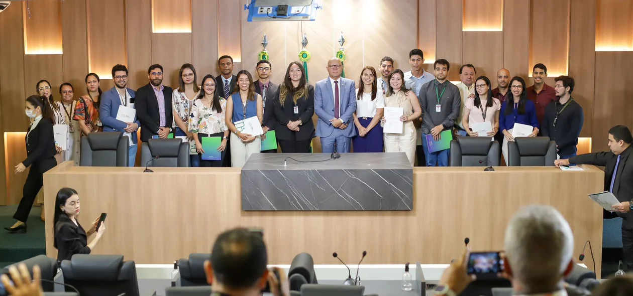 Servidoras da Assembleia Legislativa do Piauí ao lado do presidente, deputado Franzé Silva