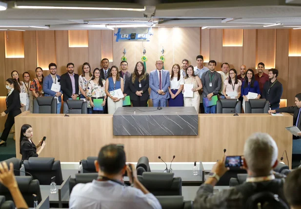 Servidoras da Assembleia Legislativa do Piauí ao lado do presidente, deputado Franzé Silva