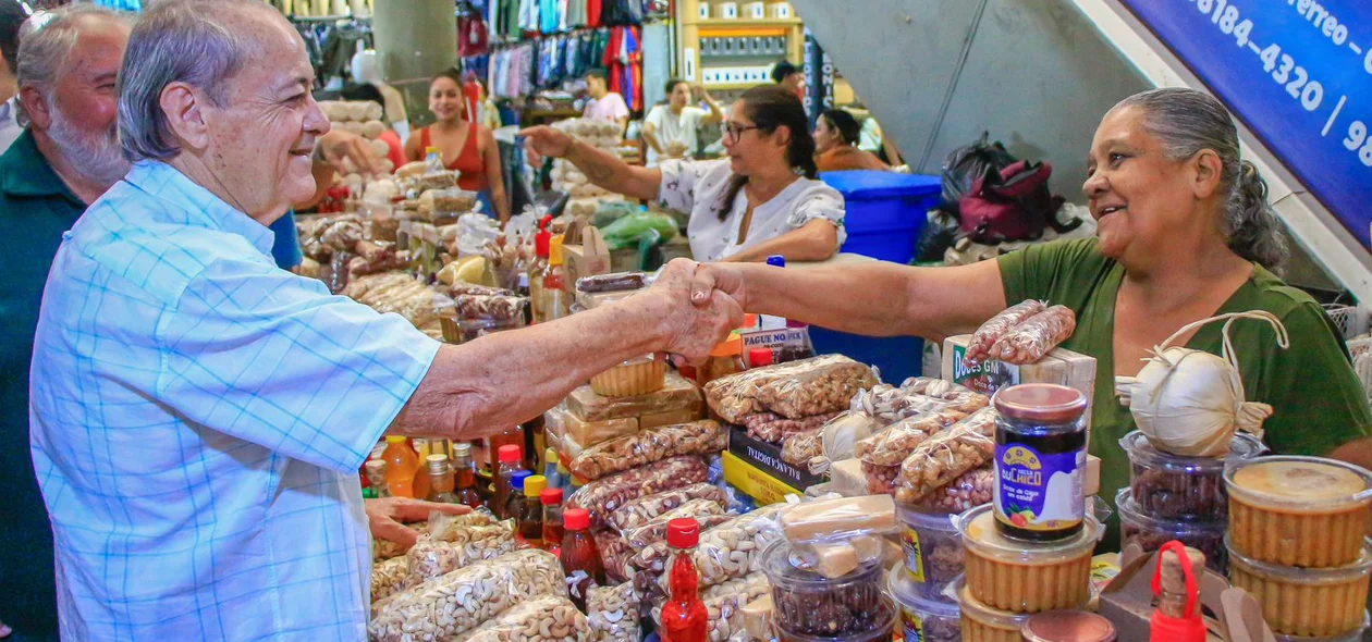 Sílvio Mendes cumprimentou servidores e comissionados do shopping