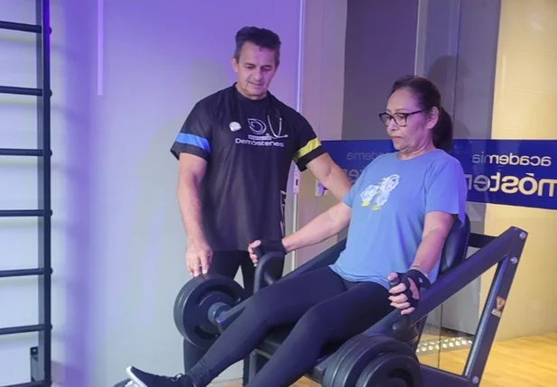 A terapeuta Eunizia Portela melhorando sua função cerebral na musculação terapêutica