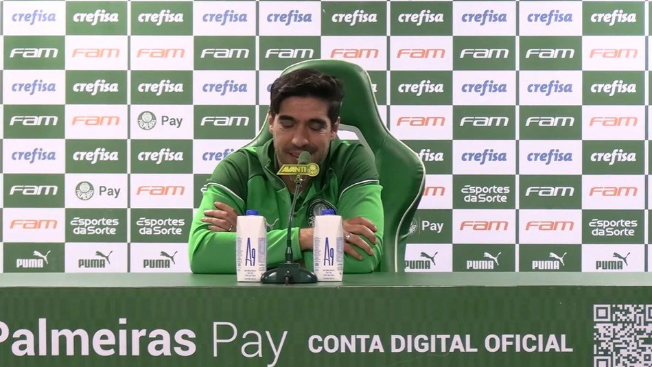 Abel Ferreira durante coletiva de imprensa